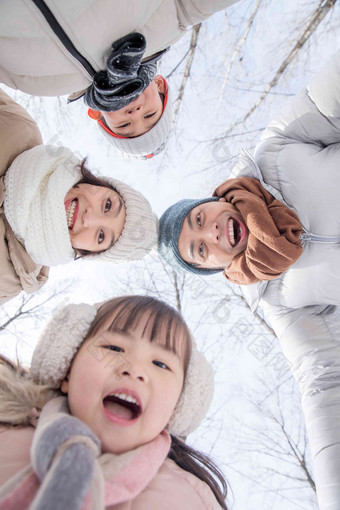 在雪地里玩耍的快乐家庭彩色图片高清图片