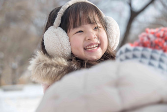 快乐的小女孩在雪地里玩耍厚衣服氛围素材