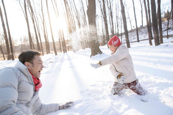 在<strong>雪地</strong>上玩耍的快乐父子