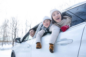 快乐家庭开车自驾游寒冷的清晰场景