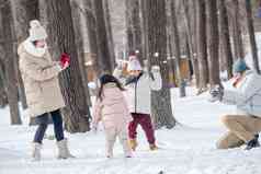 雪地里打雪仗的快乐家庭彩色图片拍摄