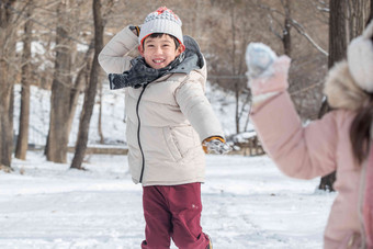 两个小朋友在雪地里玩耍嬉戏的高质量摄影图