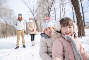 欢乐家庭在<strong>雪地</strong>上玩雪橇幸福高质量场景