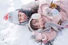 两个小朋友在雪地里玩耍人清晰图片