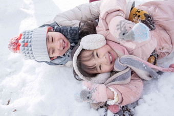 两个小朋友在<strong>雪地</strong>里玩耍人清晰图片