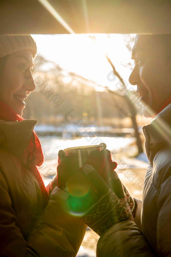 夫妇汽车旁青年伴侣杯子休闲装摄影