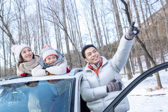 快乐家庭开车郊游雪高质量影相