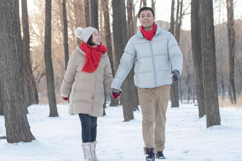 雪地上散步的青年夫妇户外高端拍摄