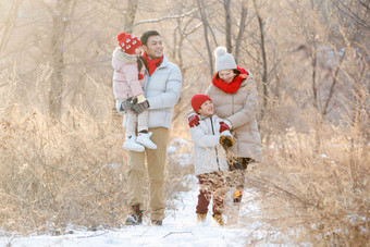 快乐家庭在雪地里散步父亲清晰图片