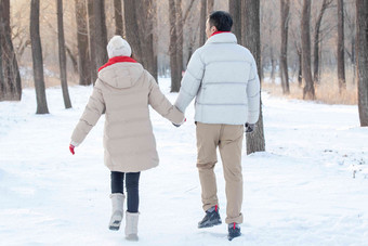 雪地上散步的青年夫妇