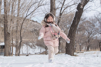 快乐的小女孩在雪地里玩耍东方人场景