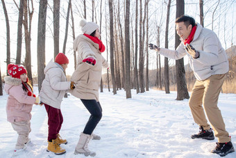 雪地里做游戏的快乐家庭幸福写实相片