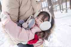 快乐的小女孩在雪地玩耍