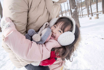 快乐的小女孩在雪地玩耍手套高清素材