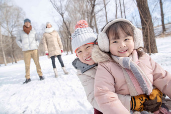 欢乐家庭在<strong>雪地</strong>上玩雪橇