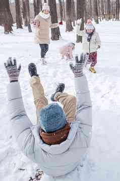 雪地里打雪仗的快乐家庭