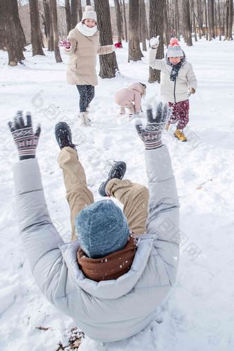 雪地里打雪仗的快乐家庭厚衣服清晰镜头