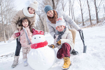 欢乐家庭在雪地里堆雪人父亲高端图片