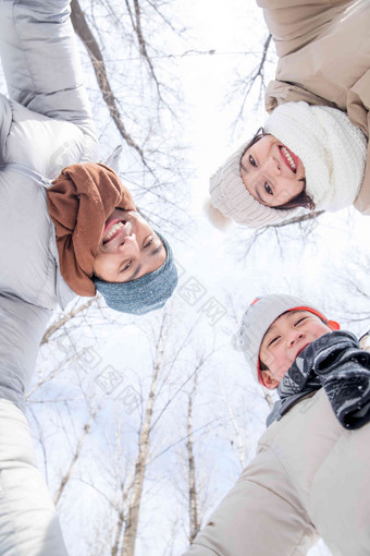 在雪地里玩耍的快乐家庭<strong>相伴</strong>氛围摄影图