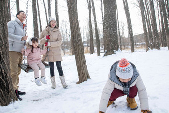 快乐家庭在雪地里玩耍兄弟姐妹写实拍摄