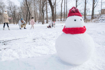 快乐的一家人在雪地里玩耍男人素材