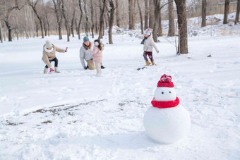 快乐的一家人在雪地里玩耍母亲场景