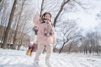 两个小朋友在雪地里玩耍亲情清晰拍摄