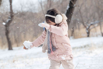 快乐的小女孩在雪地里玩耍白昼清晰摄影图