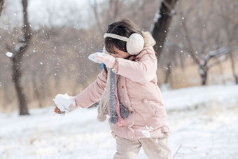 快乐的小女孩在雪地里玩耍