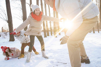 雪地里做游戏的快乐家庭儿童清晰场景