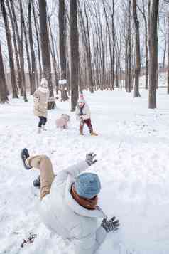 雪地里打雪仗的快乐家庭中年男人高端素材