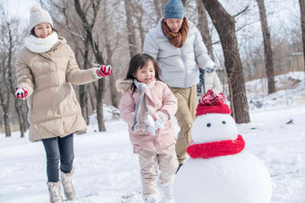 快乐的一家人在雪地里玩耍男人场景