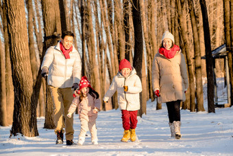 欢乐家庭在雪地里奔跑母亲高清镜头