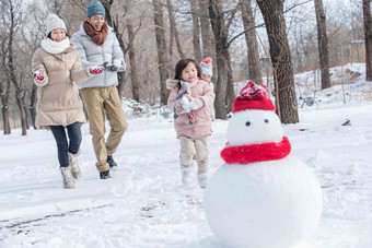 快乐的一家人在雪地里玩耍