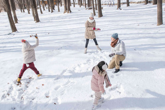 雪地里打雪仗的快乐家庭儿子高质量照片