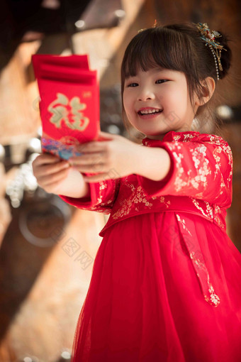 可爱的小女孩拿着红包传统庆典写实图片