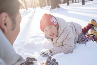 在<strong>雪地</strong>上玩耍的快乐父子摄影场景