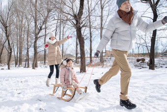 拉着雪橇的一家人女人影相