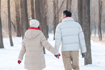 雪地上散步的青年夫妇