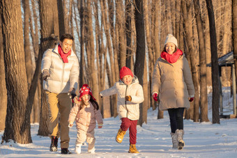 欢乐家庭在雪地里玩耍