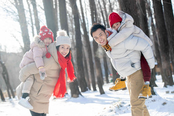 雪地里玩耍的快乐家庭水平构图写实场景