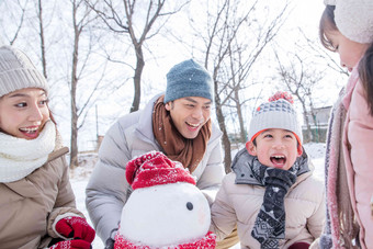 欢乐家庭在雪地里<strong>堆雪人</strong>