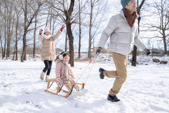 拉着雪橇的一家人彩色图片高清图片