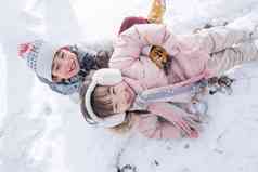 两个小朋友在雪地里玩耍