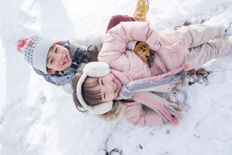 两个小朋友在雪地里玩耍童年高质量影相