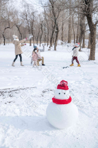 雪地里的一家人和雪人