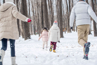 欢乐家庭在<strong>雪地</strong>里奔跑东方人高端镜头