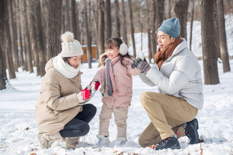 一家三口在雪地里玩耍女儿写实场景