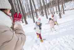 雪地里打雪仗的一家人寒冷的相片
