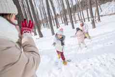 雪地里打雪仗的一家人